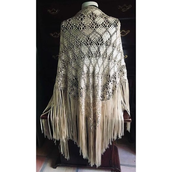 Wrap, Vintage Ivory/Peach 1990s Silk Macreme Shawl with long Fringe - Picture 5 of 10
